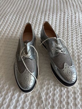 Metallic Silver Women's Platform Brogues - Lace-Up Fashion Oxfords